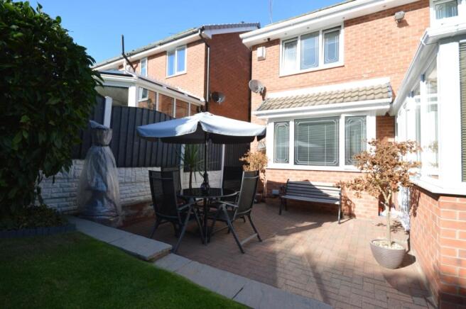 Elder Drive, Upton (61)Patio