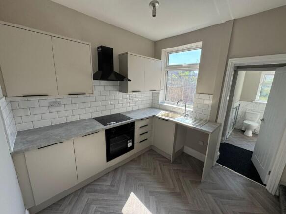 2 bed Terraced to rent Image 4