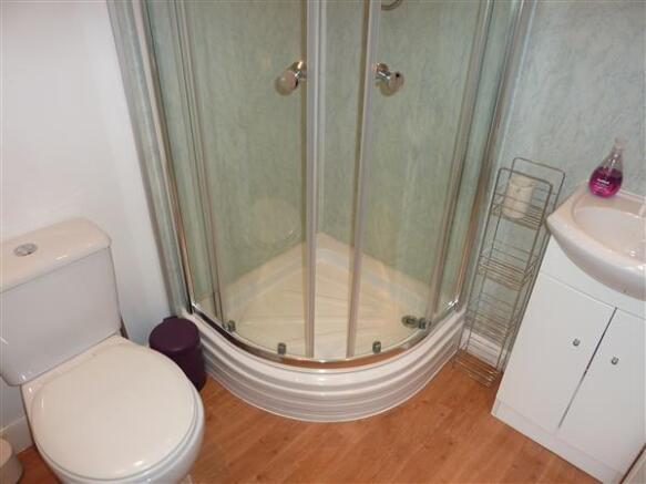 EN-SUITE SHOWER ROOM