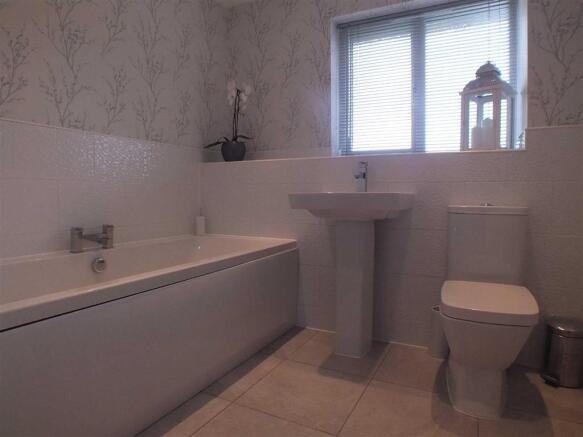 FAMILY BATHROOM/WC