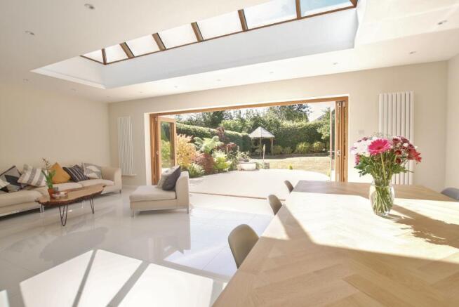 LIVING/DINING AREA
