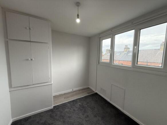 4 bed House to rent Image 10