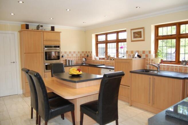 KITCHEN/BREAKFAST