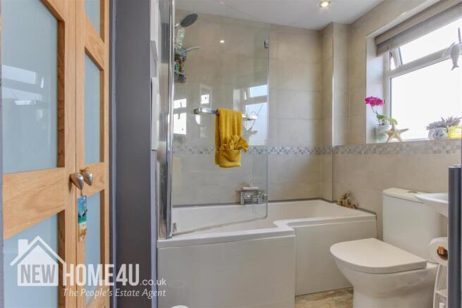 FAMILY BATHROOM: