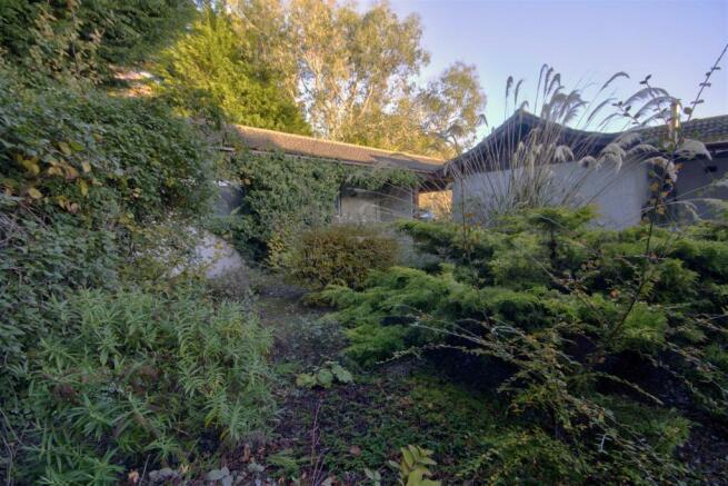 GARDEN & GARAGE