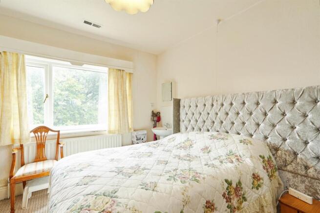 5 bed Semi-Detached for sale Image 8