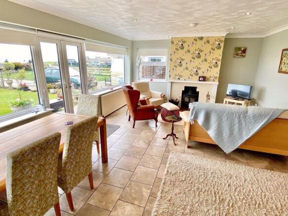 Lounge/Dining ...