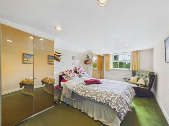 3 bed Apartment for sale Image 8