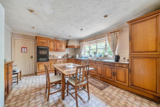Kitchen (2).jpg