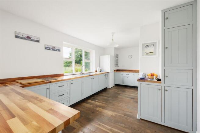 4 bed Bungalow for sale Image 6