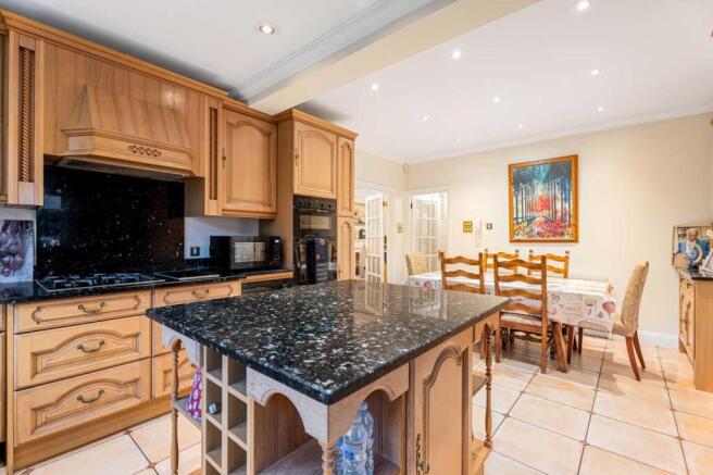 KITCHEN / DINER (pic 2)