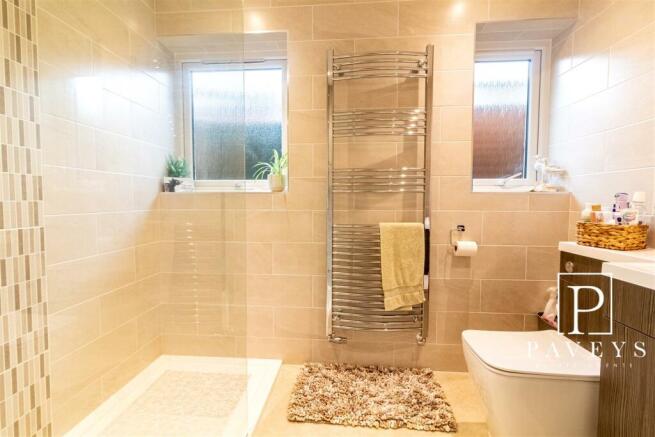 CLOAKROOM/SHOWER ROOM