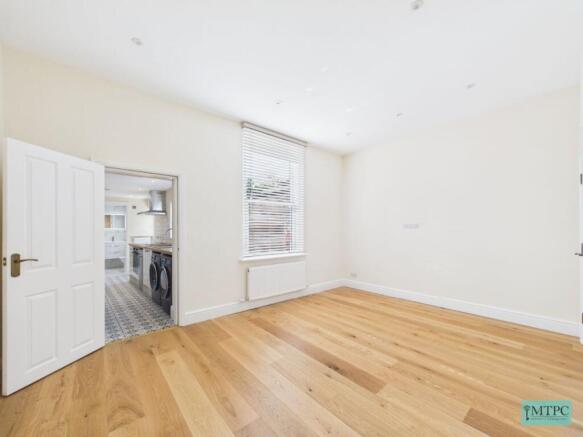 2 bed Terraced to rent Image 4