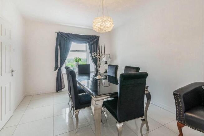 Bed 3 / Dining Room