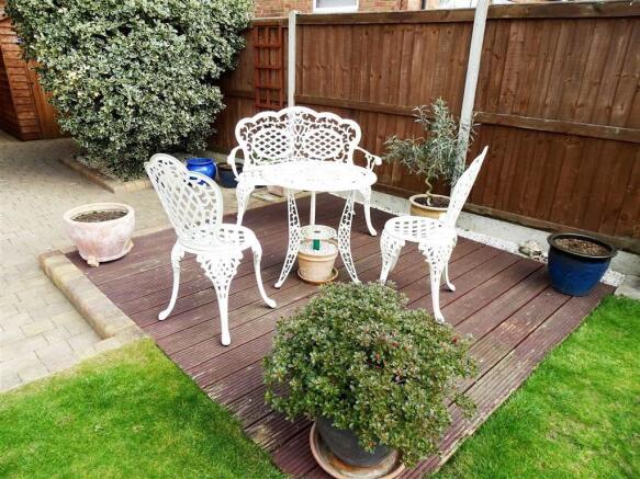 FEATURE DECKING PATIO AREA