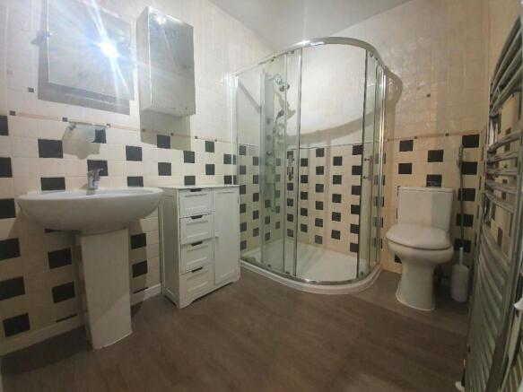 Bedroom 2 Ensuite.jpg