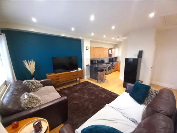 23B LOUNGE THROUGH TO KITCHEN