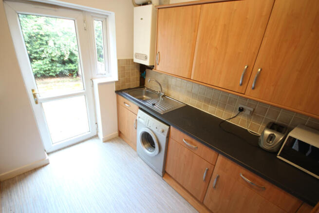 4 bed Semi-Detached to rent Image 4