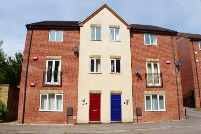 3-bed flat on Kirkwood Grove, Medbourne, Milton Keynes, MK5, £235,000