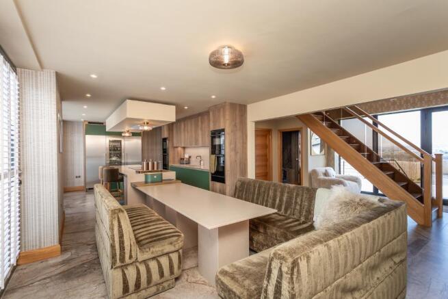 6 bed Detached for sale Image 4