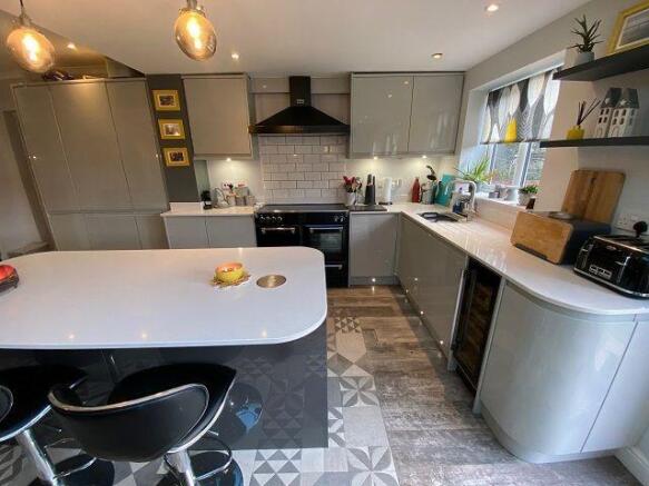 LOUNGE/KITCHEN/DINING AREA