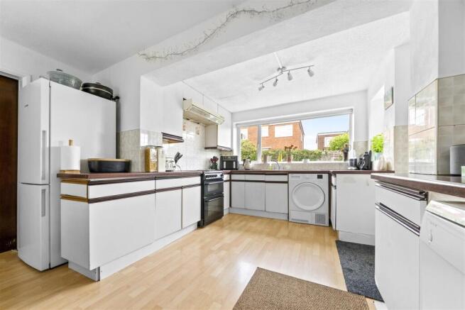 4 bed Detached for sale Image 7