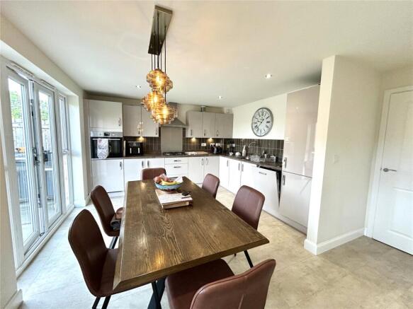 4 bed Detached to rent Image 5