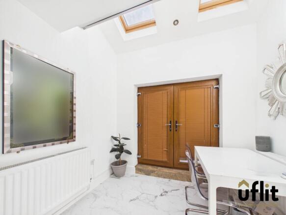 6 bed Semi-Detached for sale Image 8