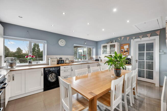4 bed Semi-Detached Bungalow for sale Image 7