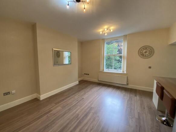 2 bed Apartment to rent Image 2