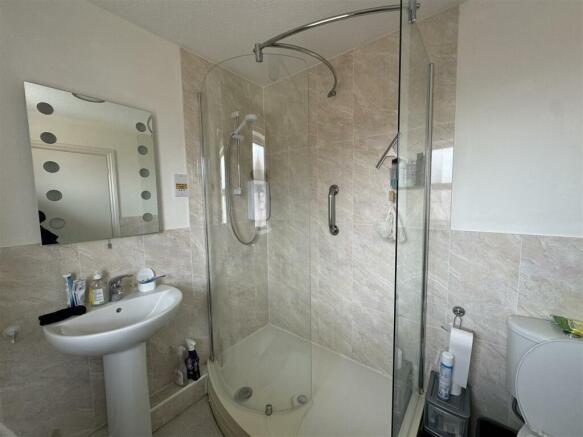EN SUITE SHOWER ROOM / WC