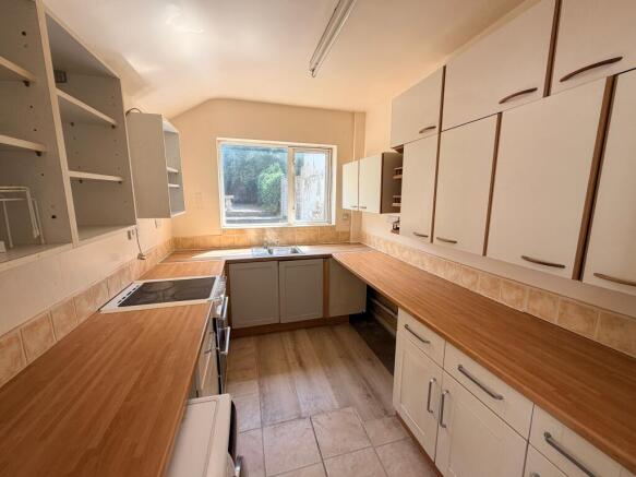 596 Parkfield Road, Wolverhampton, West Midlands WV4 6EL photo 4