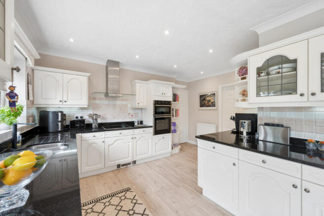 4 bed Detached for sale Image 11
