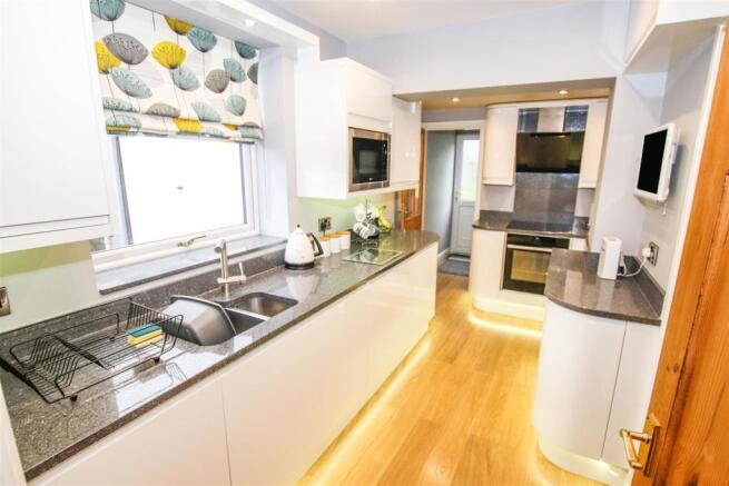 LUXURY FITTED KITCHEN