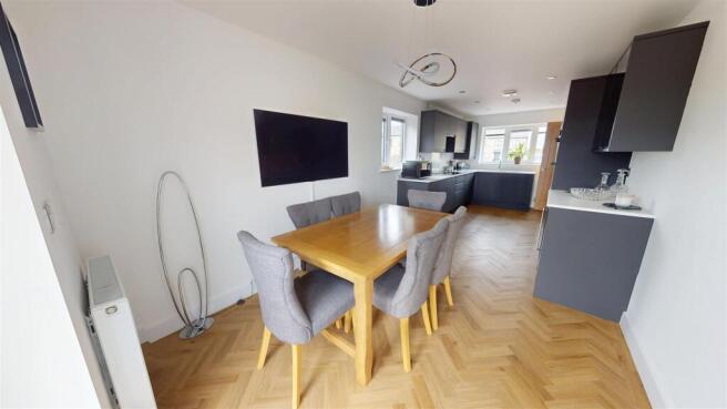 4 bed Detached for sale Image 6
