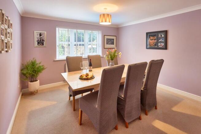 5 bed Detached for sale Image 10
