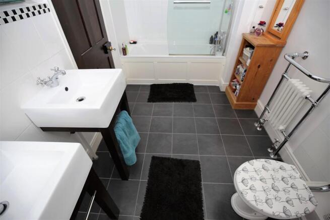 EN SUITE BATHROOM