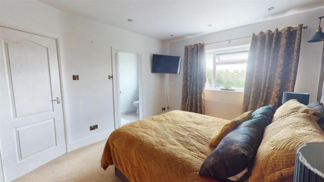 4 bed Detached for sale Image 8