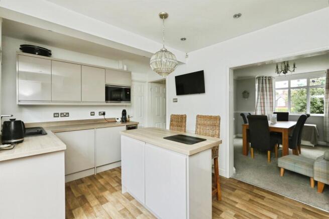 3 bed Semi-Detached for sale Image 7