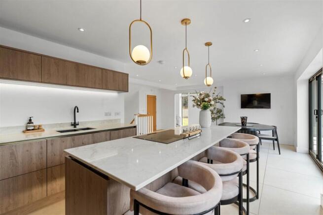 5 bed Detached for sale Image 7