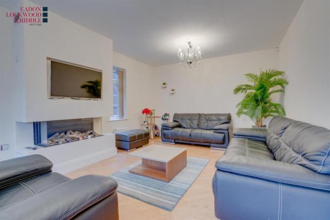 5 bed Detached for sale Image 8