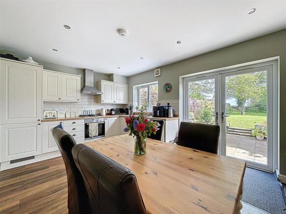 4 bed Semi-Detached for sale Image 6