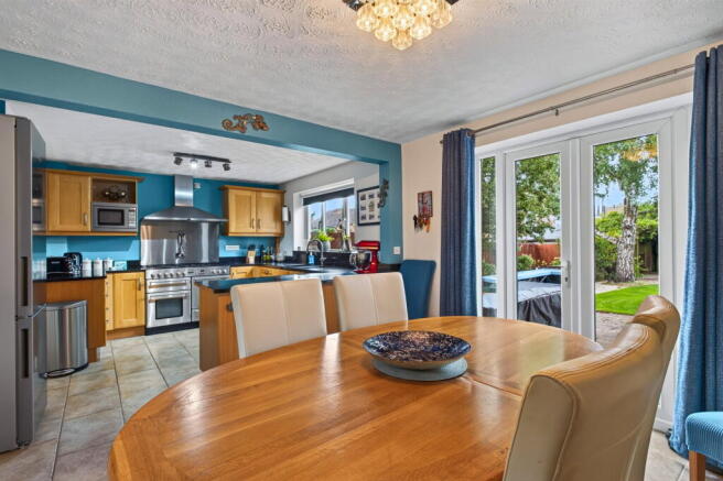 Chatsworth Drive, Market Harborough, LE16 8BS photo 4