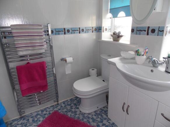 Bath/shower rm/wc x2