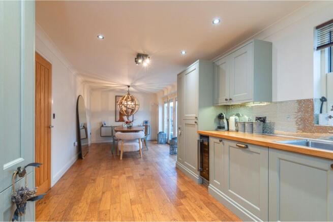 5 bed Detached for sale Image 4