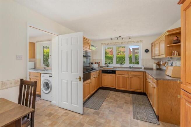 3 Powys Grove, Banbury-8.jpg