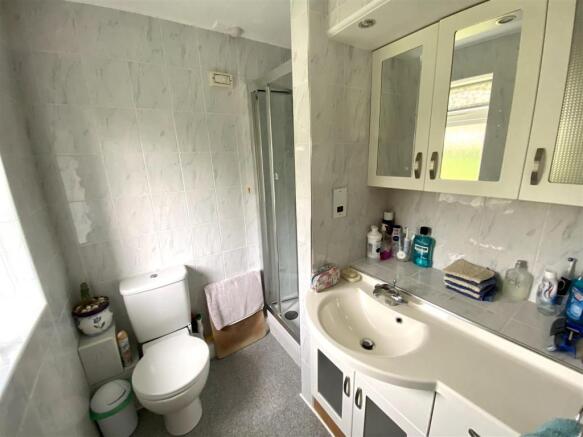 EN-SUITE SHOWER ROOM