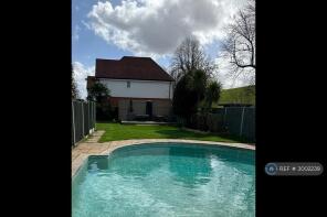 520, Hurst Road, West Molesey KT8 1RF