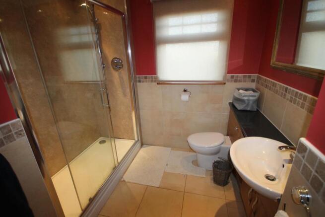 FAMILY SHOWER ROOM