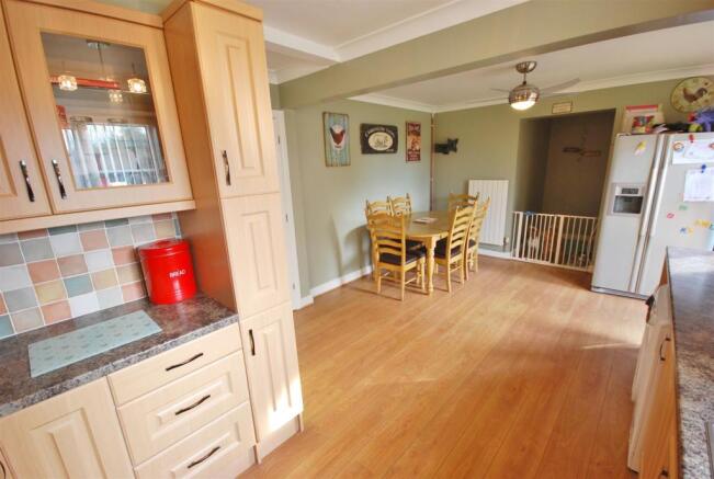 KITCHEN/DINER:
